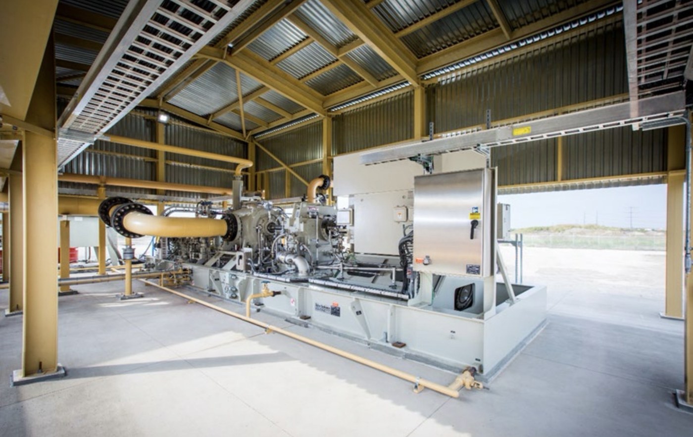Natural gas turbine-driven MRL refrigeration compressor installed under a covered structure